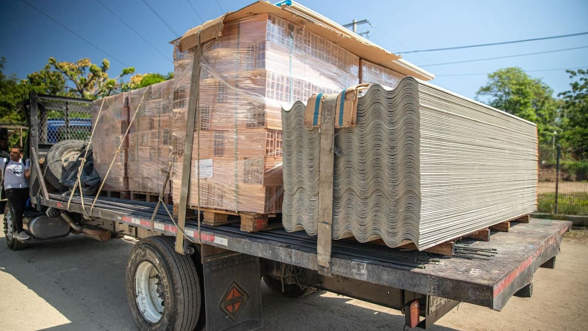 Entregan materiales de construcción a damnificados por lluvias en Santa Marta