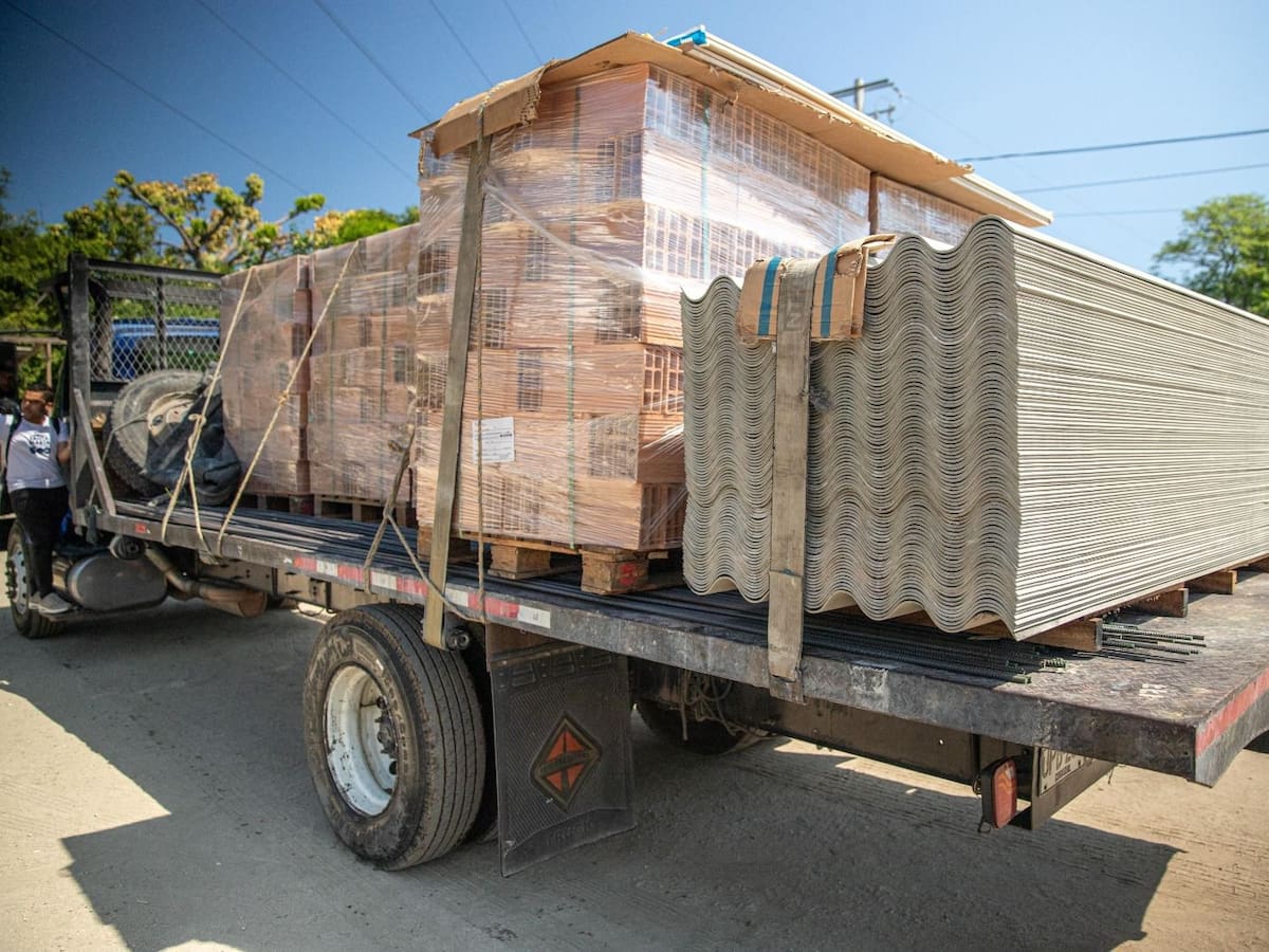 Entregan materiales de construcción a damnificados por lluvias en Santa Marta