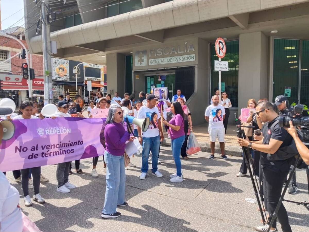 Familias de víctimas de feminicidios hicieron un plantón frente a la Fiscalía, en Barranquilla