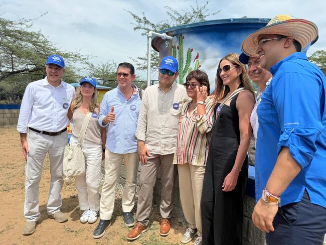 De izquierda a derecha: Juan Manuel Rojas, presidente de Promigas; Martha González, directora de Sostenibilidad de Prisa Media, Felipe Cabrales, CEO de Prisa Media América; Luis Carlos Sarmiento Gutiérrez, presidente de la Junta Directiva del Grupo Aval; María Lorena Gutiérrez, presidente del Grupo Aval; Adriana Tarud, directora de Relaciones Corporativas de Prisa Media; Andrés Mompotes, director de El Tiempo, y Jairo Aguilar Deluque, gobernador de La Guajira