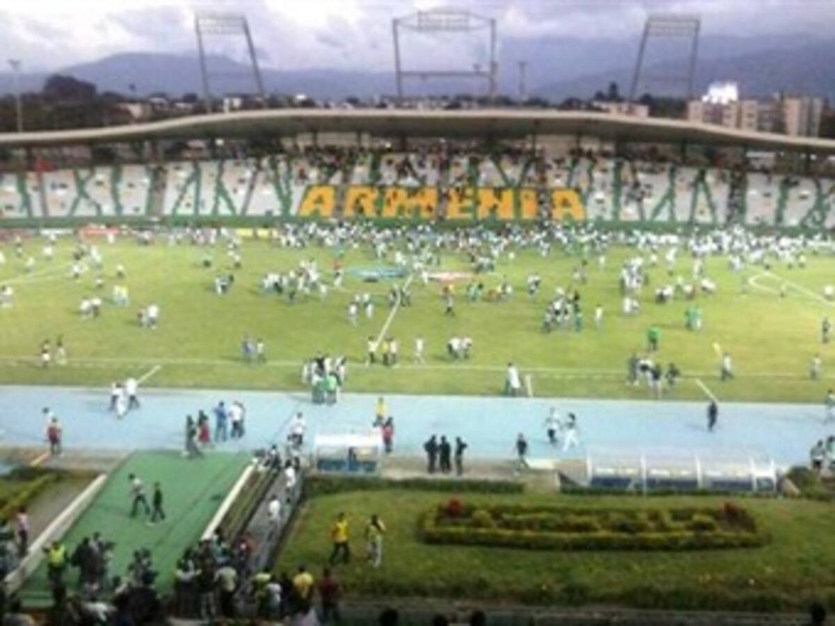 Disturbios en estadio de Armenia dejó cuatro policías heridos