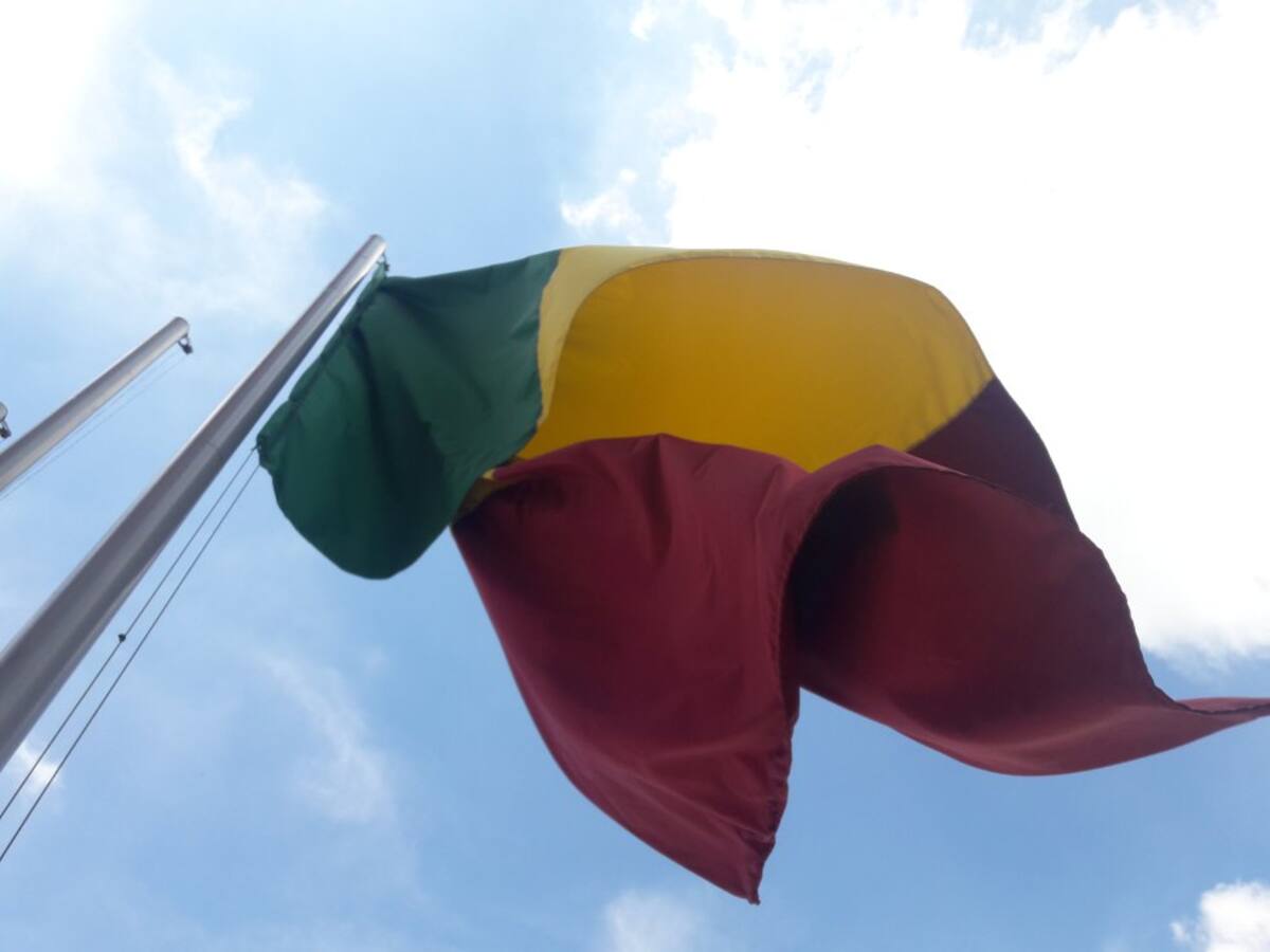 Bandera del departamento del Quindío izada en plaza de Bolívar de Armenia