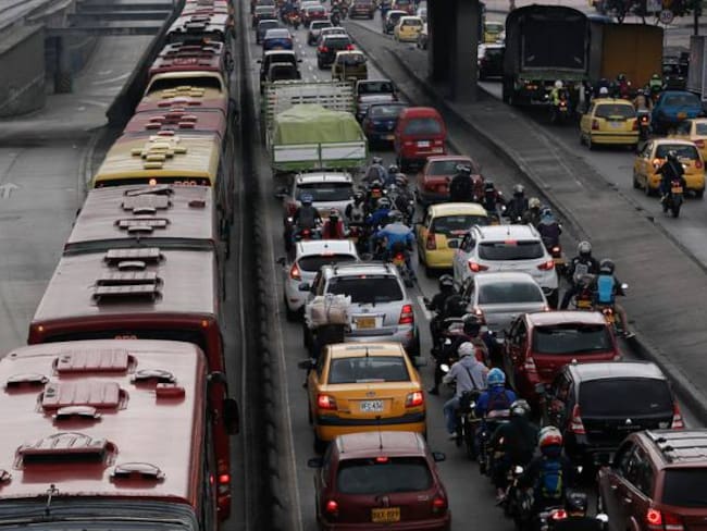 Monumental trancón de buses de TransMilenio en Autopista Norte