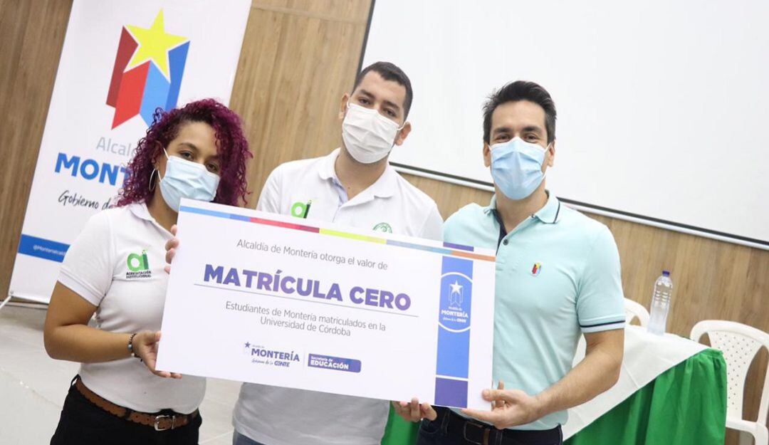 El alcalde Carlos Ordosgoitia en compañía de estudiantes promoviendo la matrícula cero.