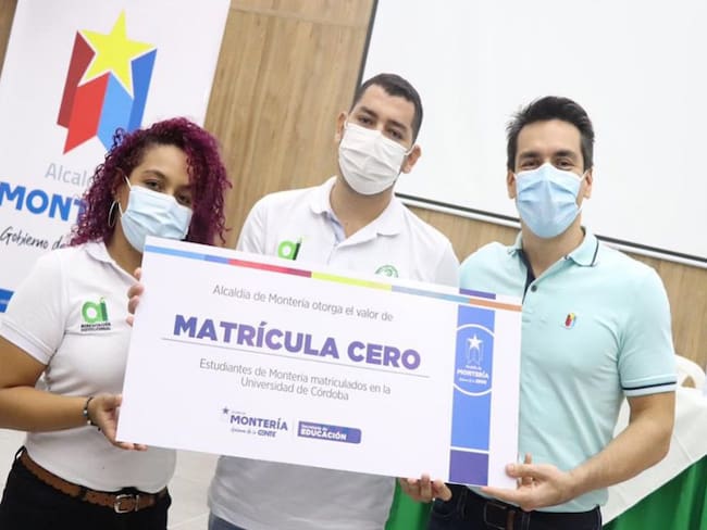 El alcalde Carlos Ordosgoitia en compañía de estudiantes promoviendo la matrícula cero.