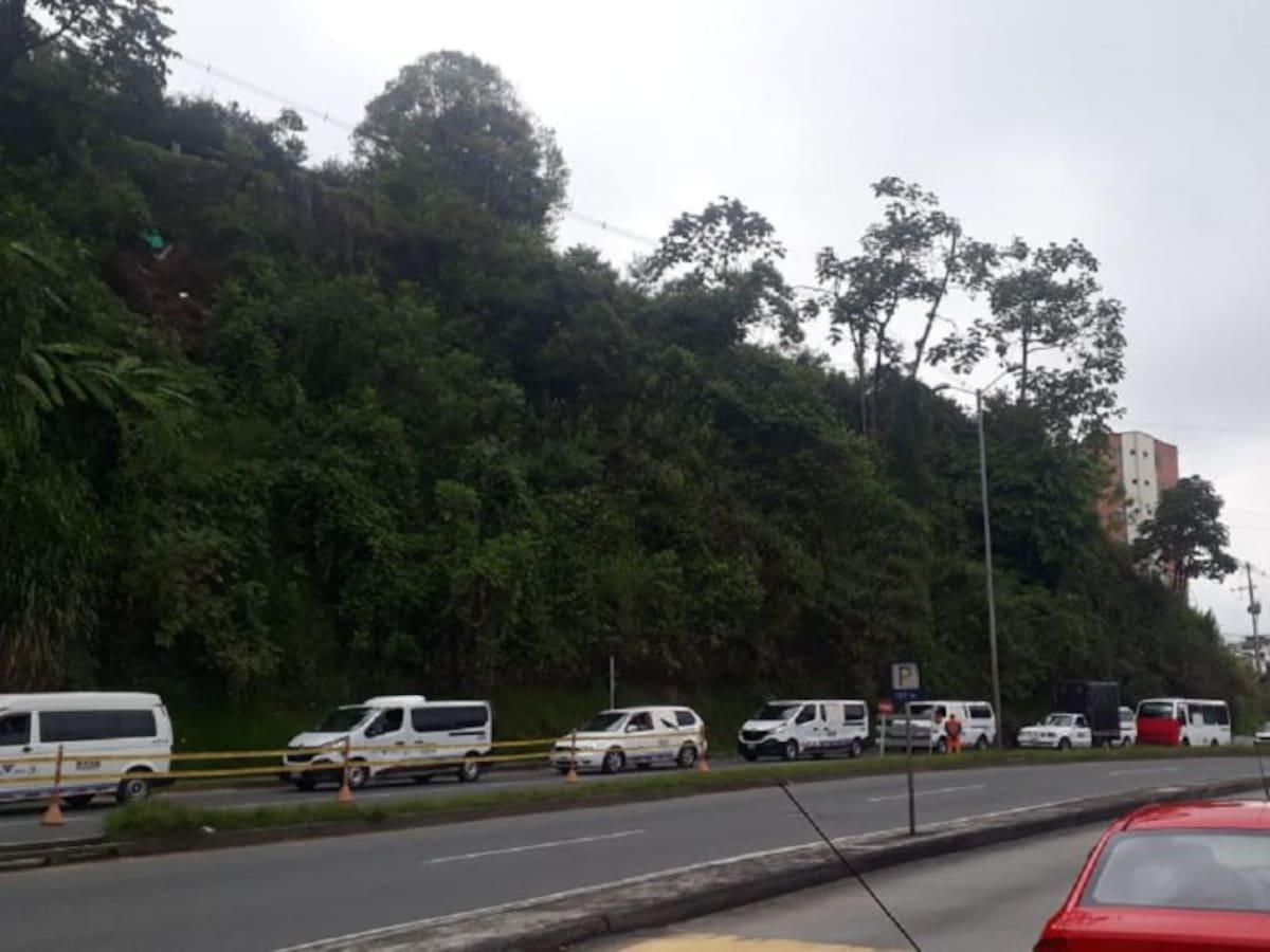 Transportadores protestan con una caravana por las vías de Manizales