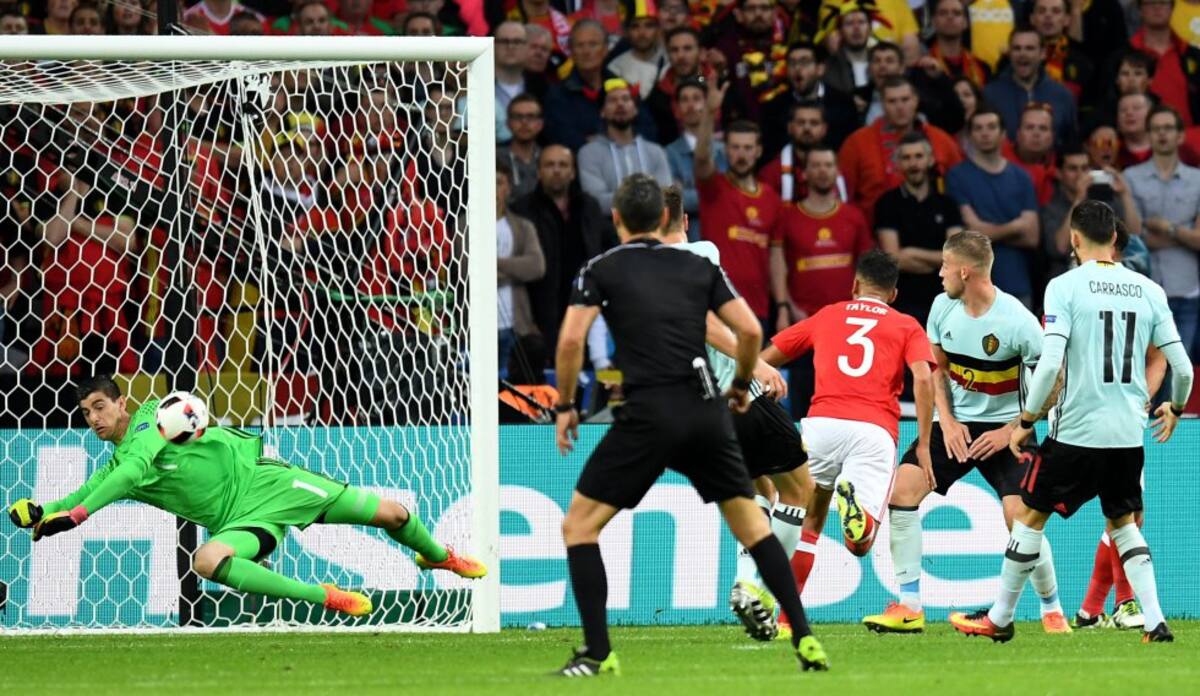 Courtois salvando una opción de riesgo para Gales