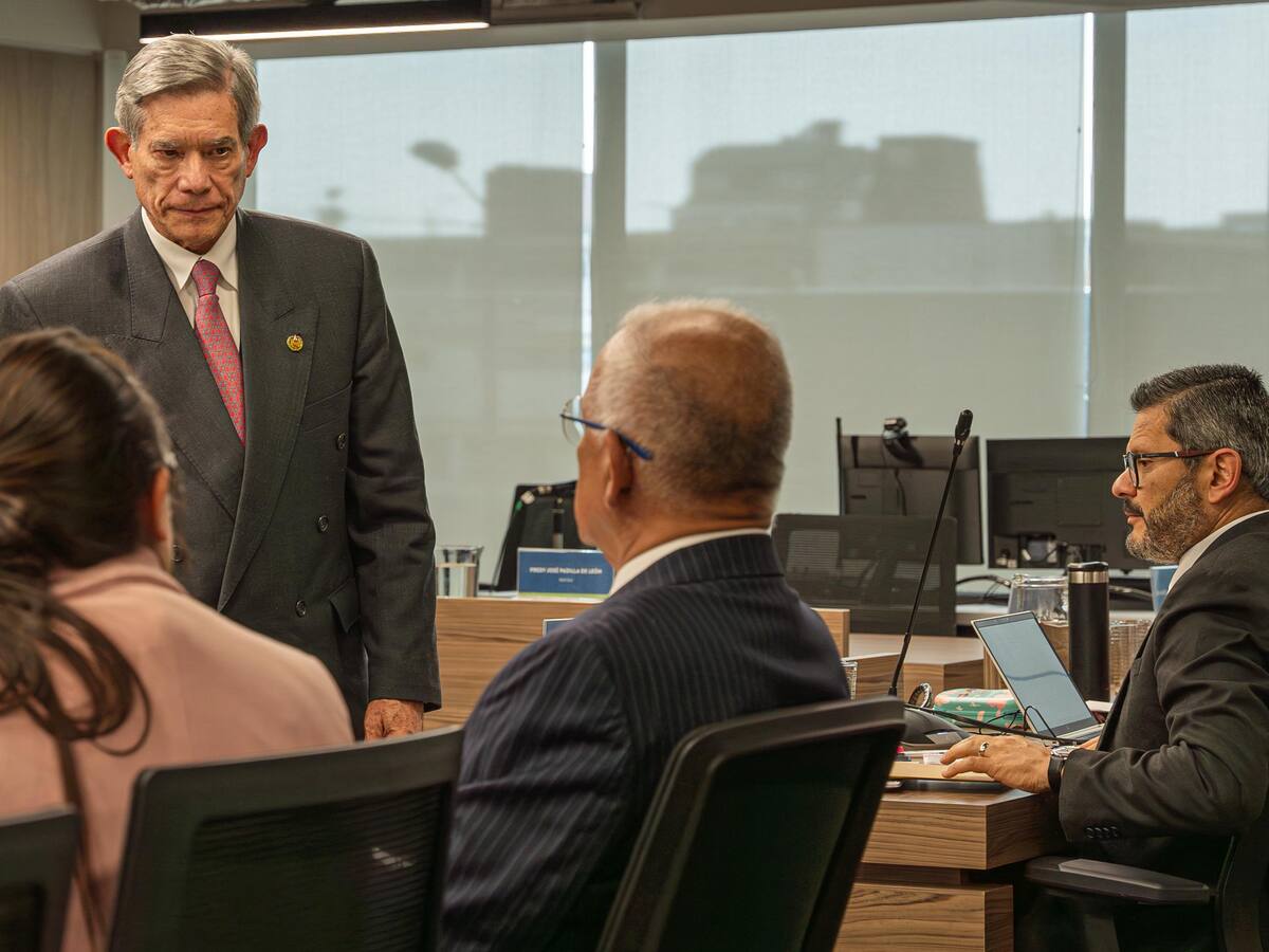 General (r) Freddy Padilla de León guardó silencio en juicio por falsos positivos en la JEP