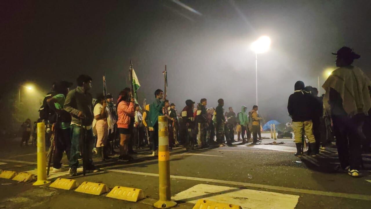 La minga indígena cumple cuatro días bloqueando el tránsito en el sector de Remolinos, entre Caldas y Risaralda. Foto suministrada.