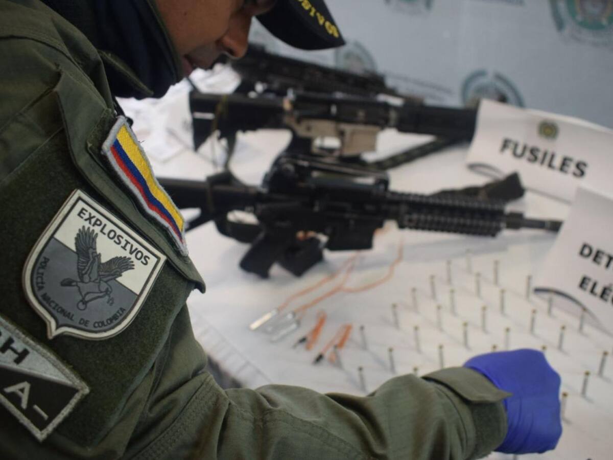 Fusiles, explosivos y citaciones extorsivas fueron hallados en zona rural de Algeciras