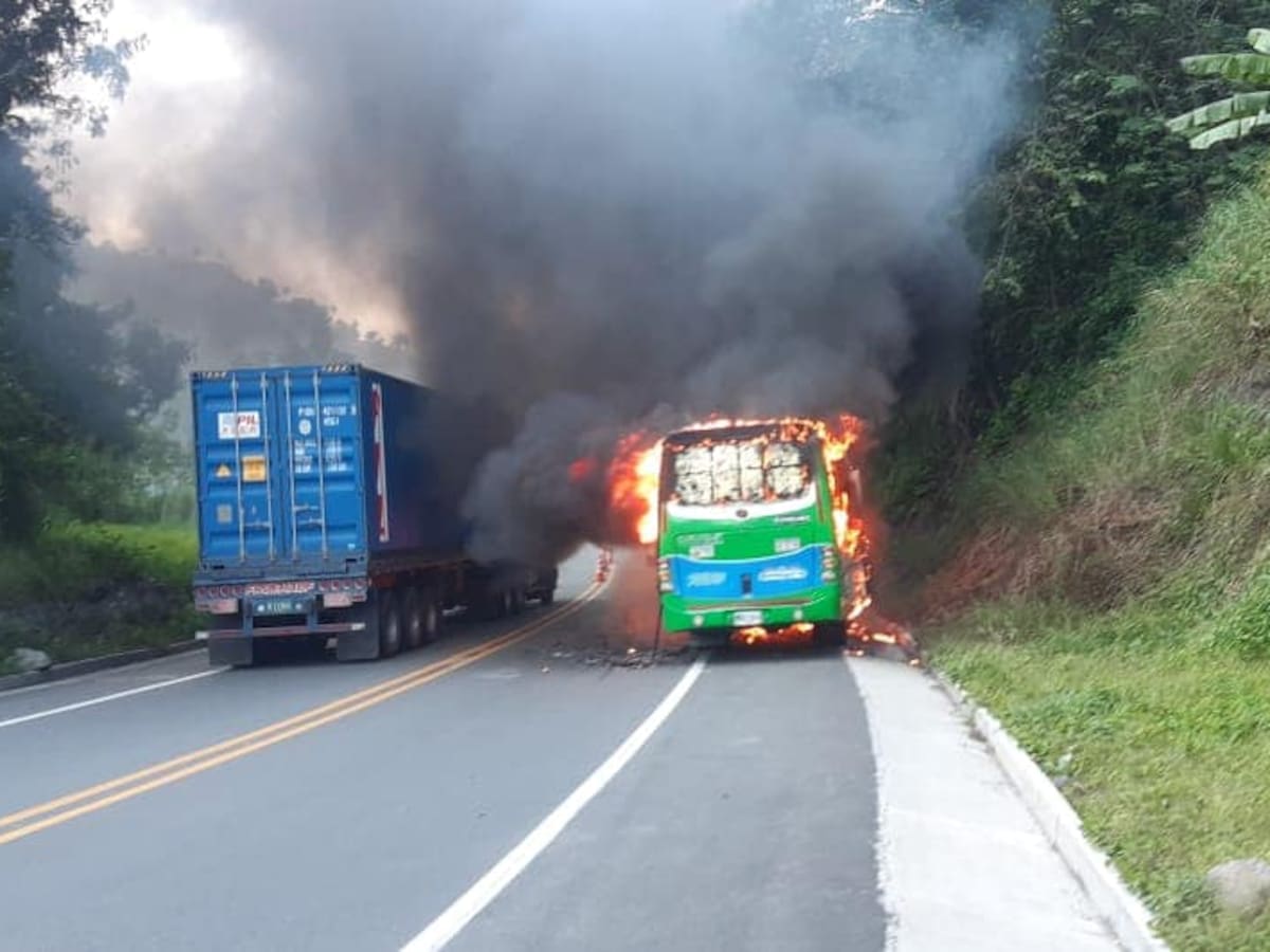 Un bus se incendió cuando cubría la ruta Aguadas - Manizales