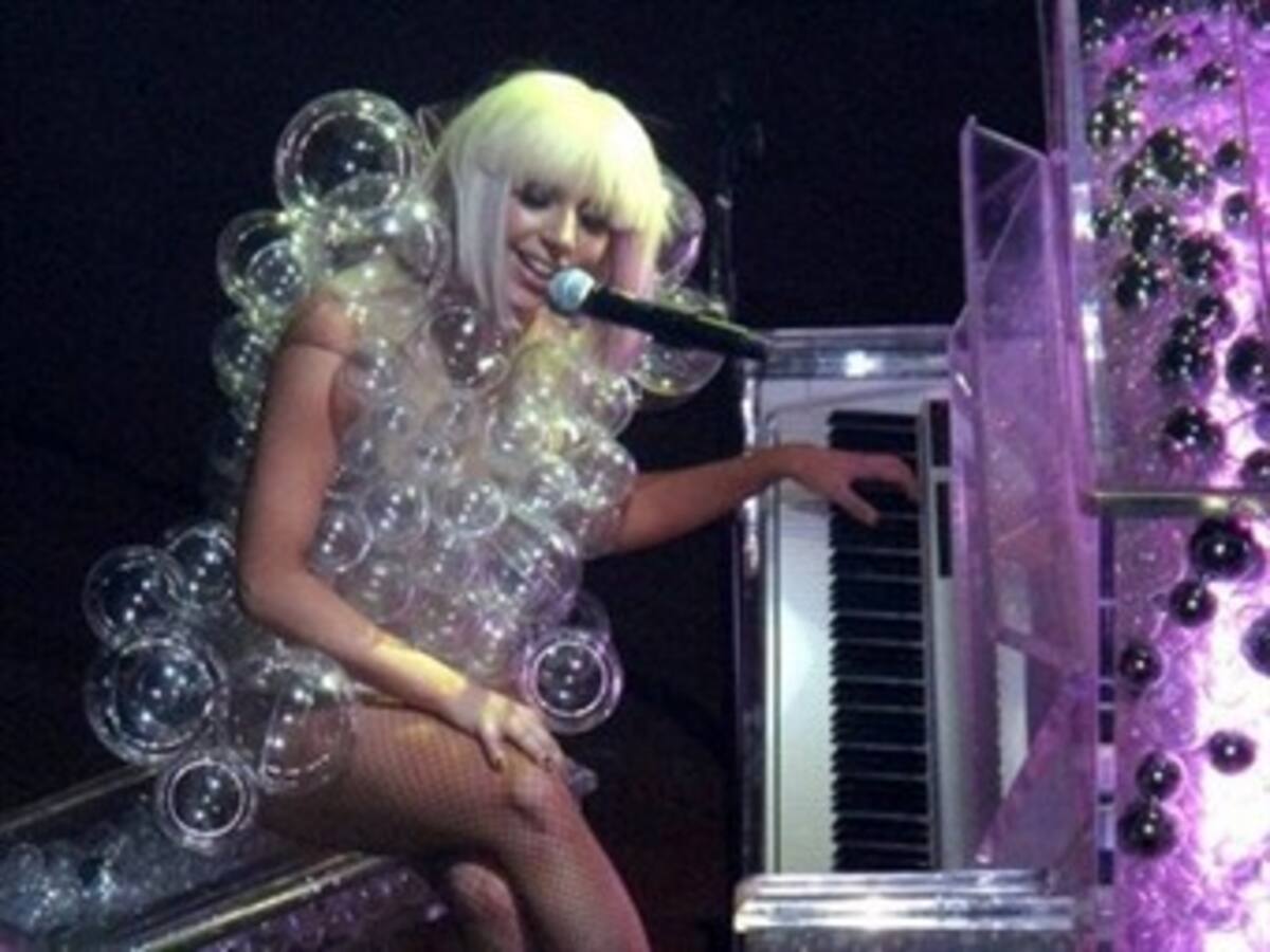 Lady Gaga llega libre, roquera, electrónica y discoquetera en 'Born this way'