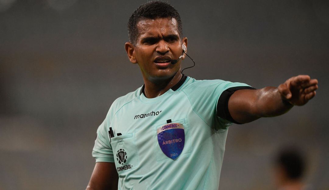 Alexis Herrera, árbitro venezolano, durante un partido de Copa Libertadores.