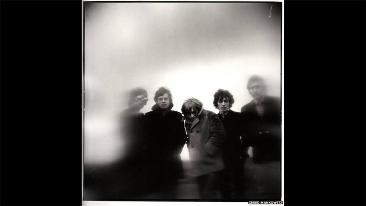 El manager de los Rolling Stones, Andrew Loog Oldham, opinaba que Gered Mankowitz, en ese momento de 17 años, podría aportar su cruda energía a las fotografías promocionales de la banda. Mankowitz también trabajó con grandes estrellas como Jimi Hendrix, Elton John, Kate Bush y Eurythmics. En esta imagen, Mick Jagger posa en un apartamento del edificio Harley House en Londres (1966).