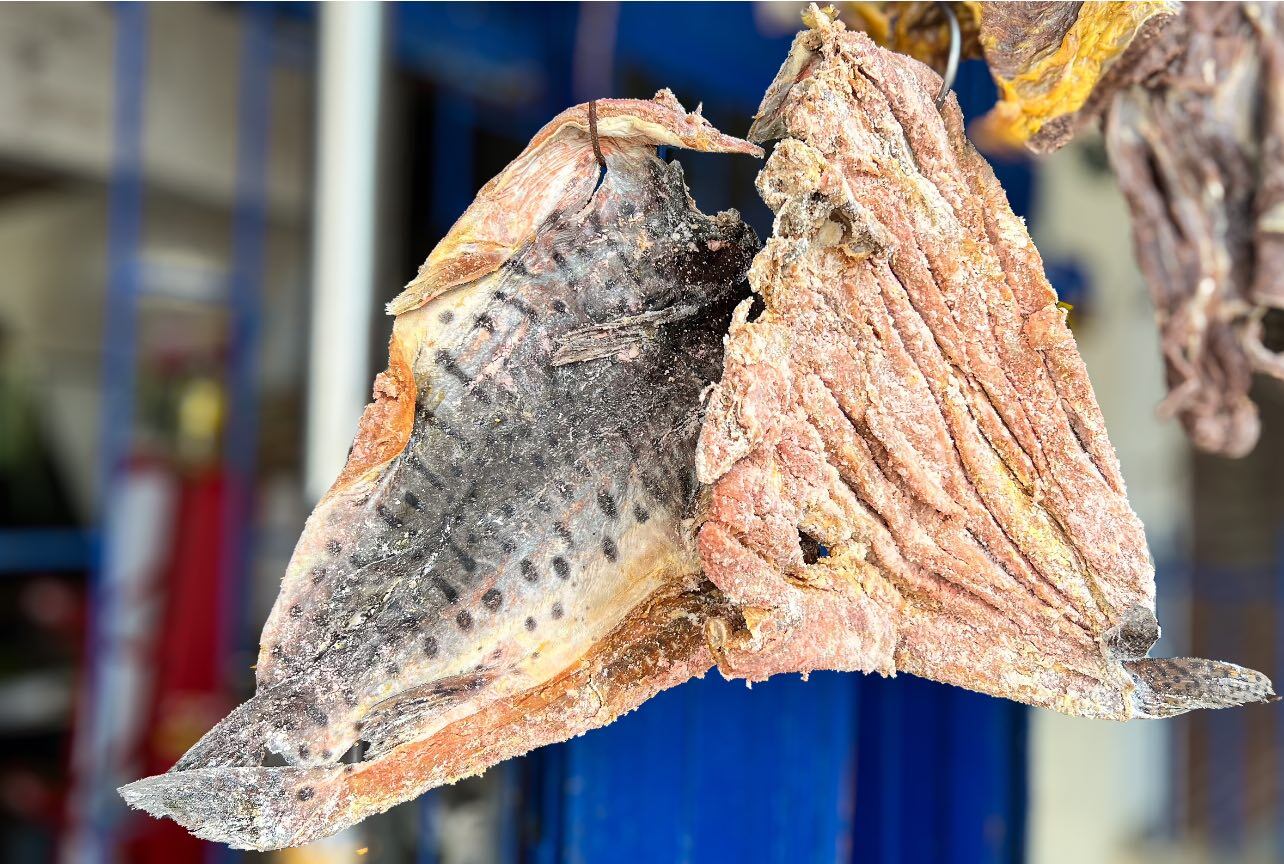 Bagre seco salada en el Mercado del Sur de Montería.