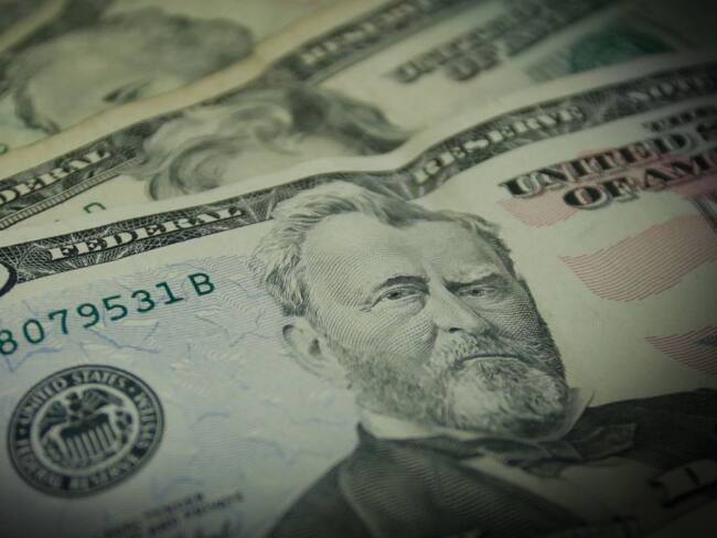 El dólar cae fuerte al iniciar este jueves en Colombia