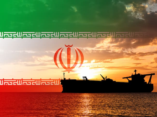 Bandera de Irán y barco. Foto: Getty Images