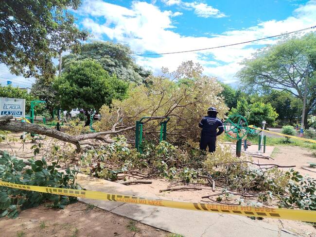 Limpiar alcantarillas, sumideros y canales. Foto Bomberos Neiva.