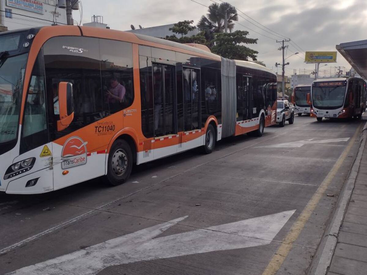 Por invadir carril de Transcaribe abrieron proceso a empresa de transporte