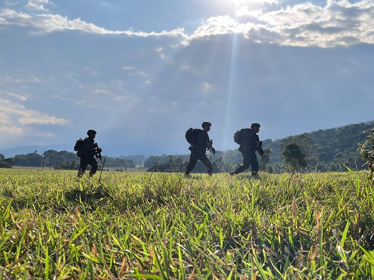 Un militar gravemente herido tras caer en un campo minado en Cauca