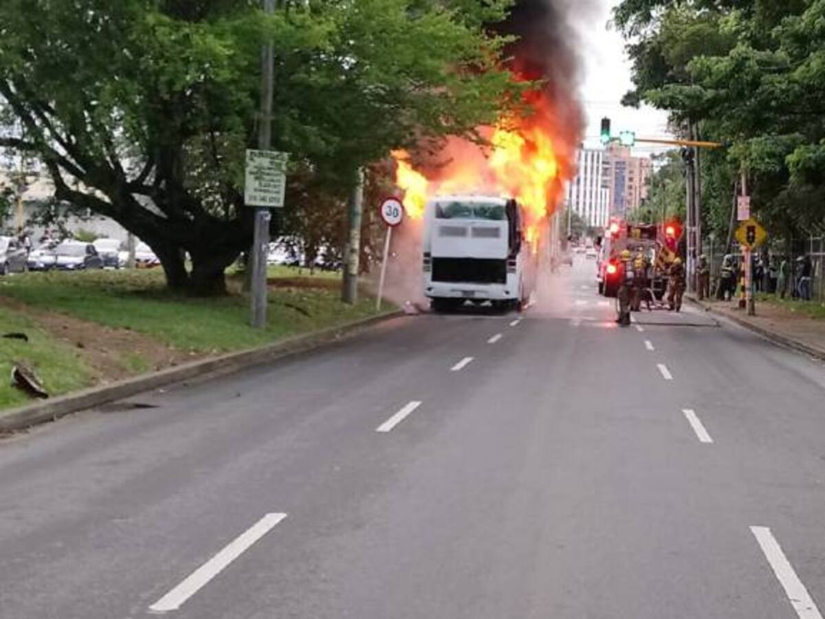 Pánico por incendio de bus al sur de Cali