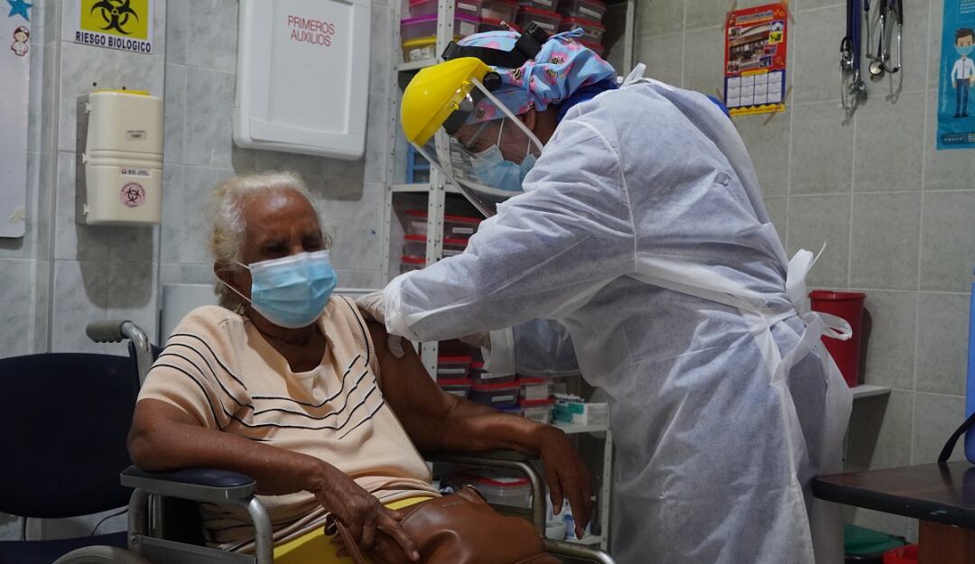 Primera adulta mayor de 80 años vacunada contra el COVID-19 en Barranquilla