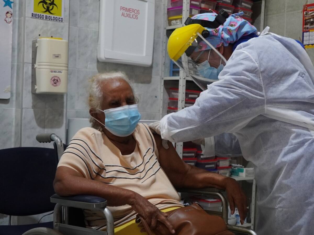 Continúa la vacunación de adultos mayores de 80 años en Atlántico