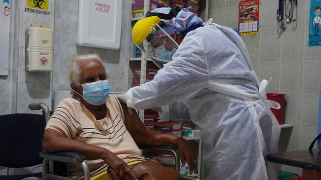 Primera adulta mayor de 80 años vacunada contra el COVID-19 en Barranquilla