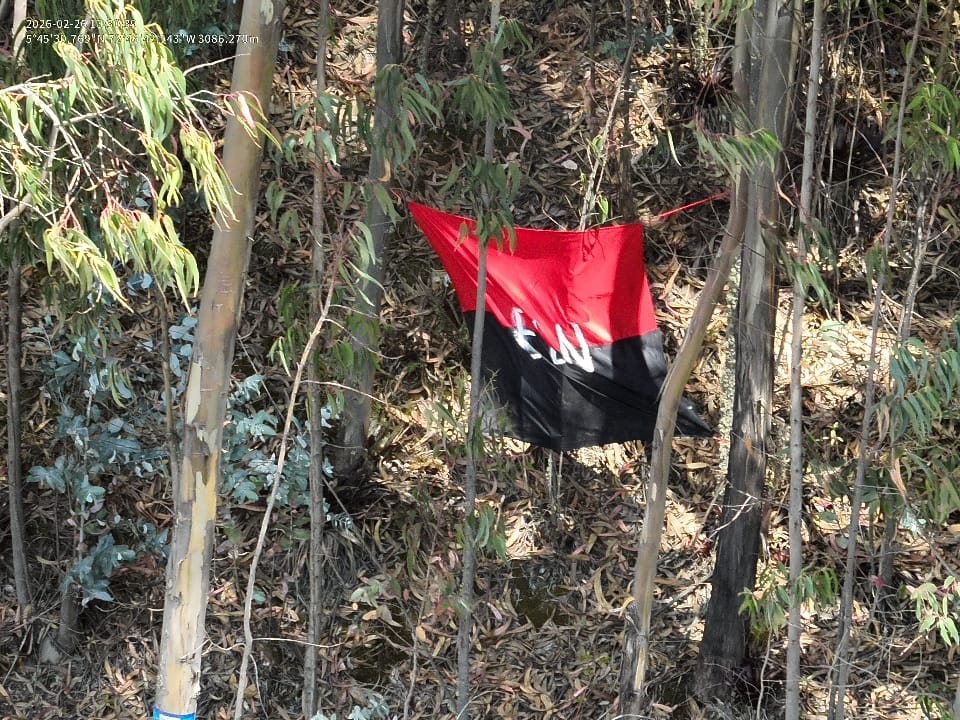 Autoridades retiraron bandera del ELN, investigan a posibles responsables y convocaron consejo de seguridad para reforzar la presencia de la Fuerza Pública.