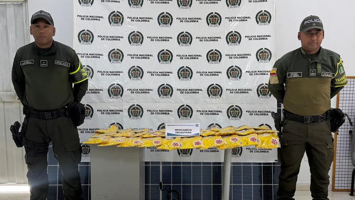 Incautan cargamento de camisetas deportivas sin documentación en carretera de Bolívar