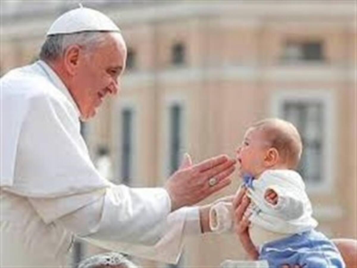 El Papa Francisco bautizó a la hija de una pareja casada por lo civil