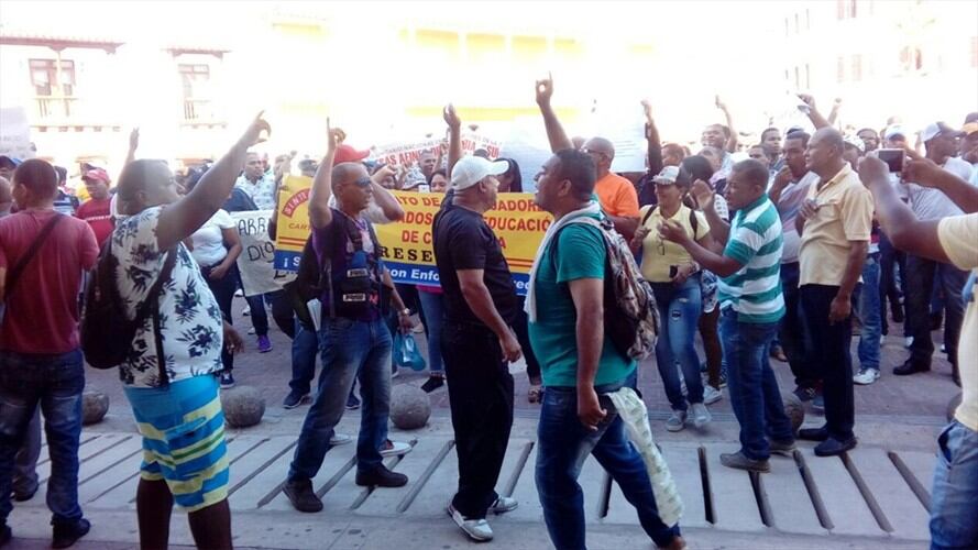 Trabajadores de la empresa Oncor no permitieron que los estudiantes y docentes ingresa para cumplir con la jornada escolar. Foto: Sudeb