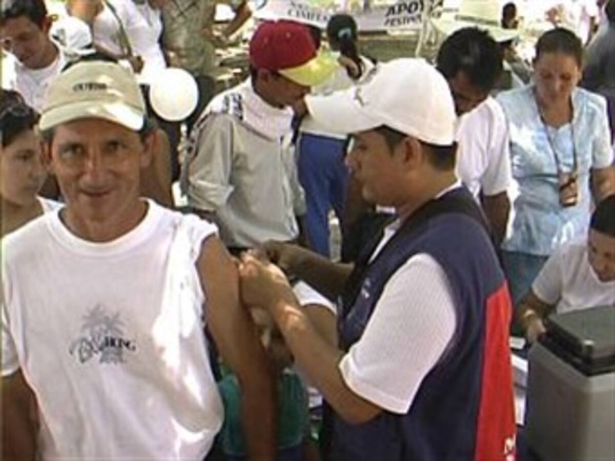 Aplican 25 mil dosis de vacunas durante primera jornada en Bogotá
