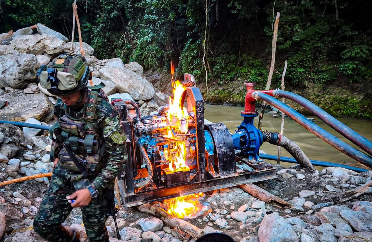 Destrucción de maquinaria utilizada para la minería ilegal en Antioquia. Foto: Cortesía Ejército Nacional