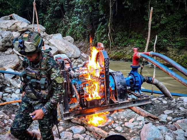Destrucción de maquinaria utilizada para la minería ilegal en Antioquia. Foto: Cortesía Ejército Nacional