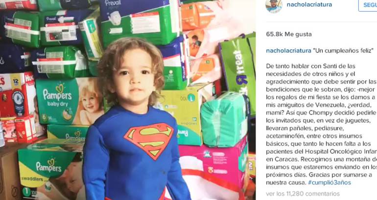 Santiago, hijo pequeño de Nacho, junto a sus regalos de cumpleaños.