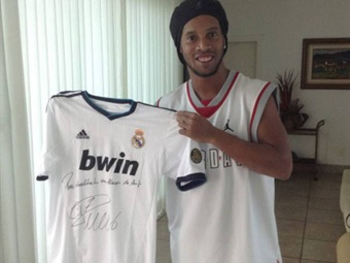 Ronaldinho quedó feliz con el regalo que le envió Cristiano Ronaldo