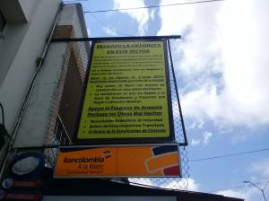 Con un cartel, los comerciantes aseguran que el bici carril no fue socializado