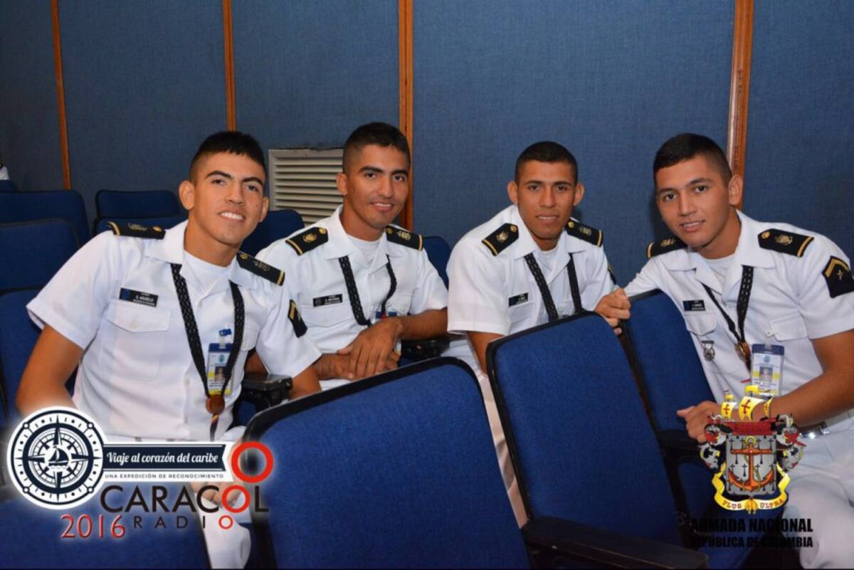 Miembros de la Armada Nacional disfrutan con la emisión en vivo de 6AM de Caracol Radio 