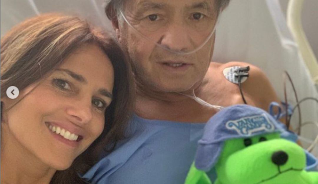 Paola Turbay junto a su papá, fallecido por COVID-19. 