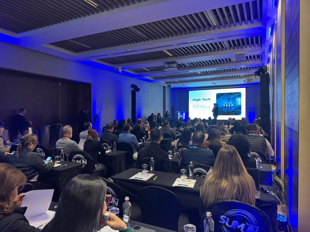 Desarrollo del taller de prospectiva de futuro en la Educación por Paula Wuth,
Académica de Diseño UC. | Foto: SUMUN 2025 - Santiago de Chile