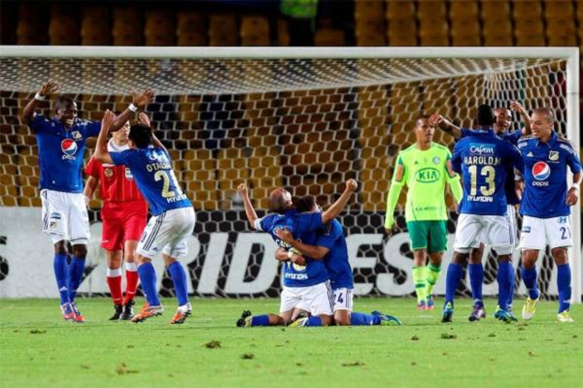 Todo el equipo celebra el gol de Lewis Ochoa y la clasificación a cuartos de final.