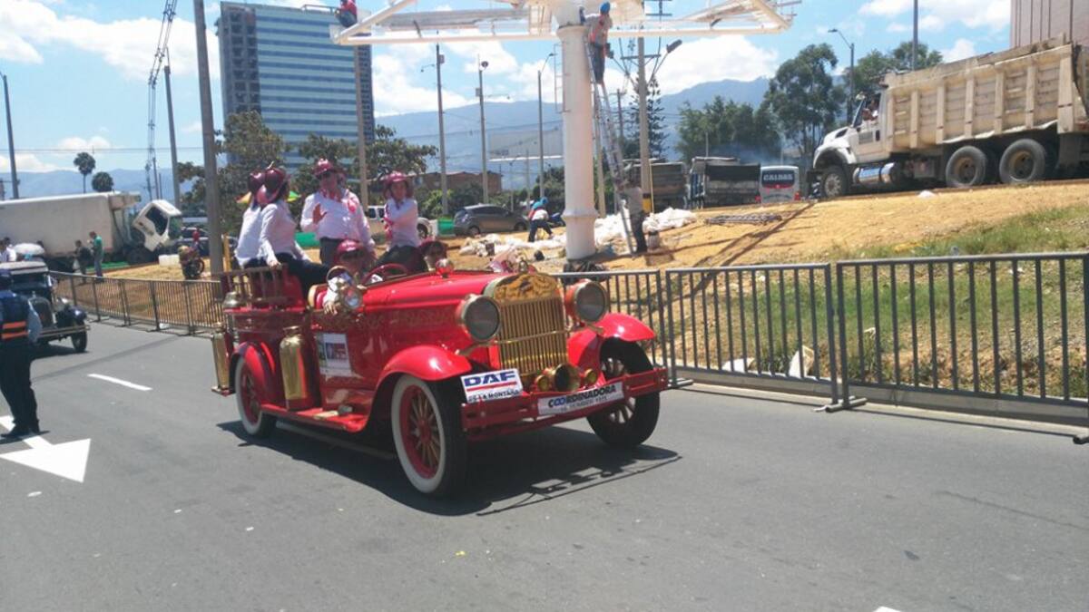 Familias tradicionales de la región siempre hacen presencia durante el desfile previo al día de su clausura.