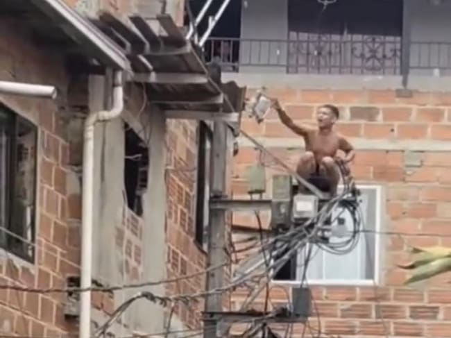 Hombre murió electrocutado en Medellín al treparse a un poste de energía - foto redes sociales