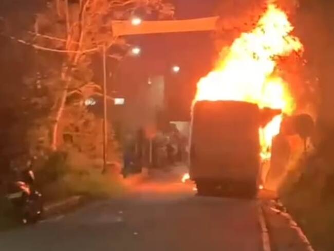 Bus quemado en Buriticá- foto cortesía