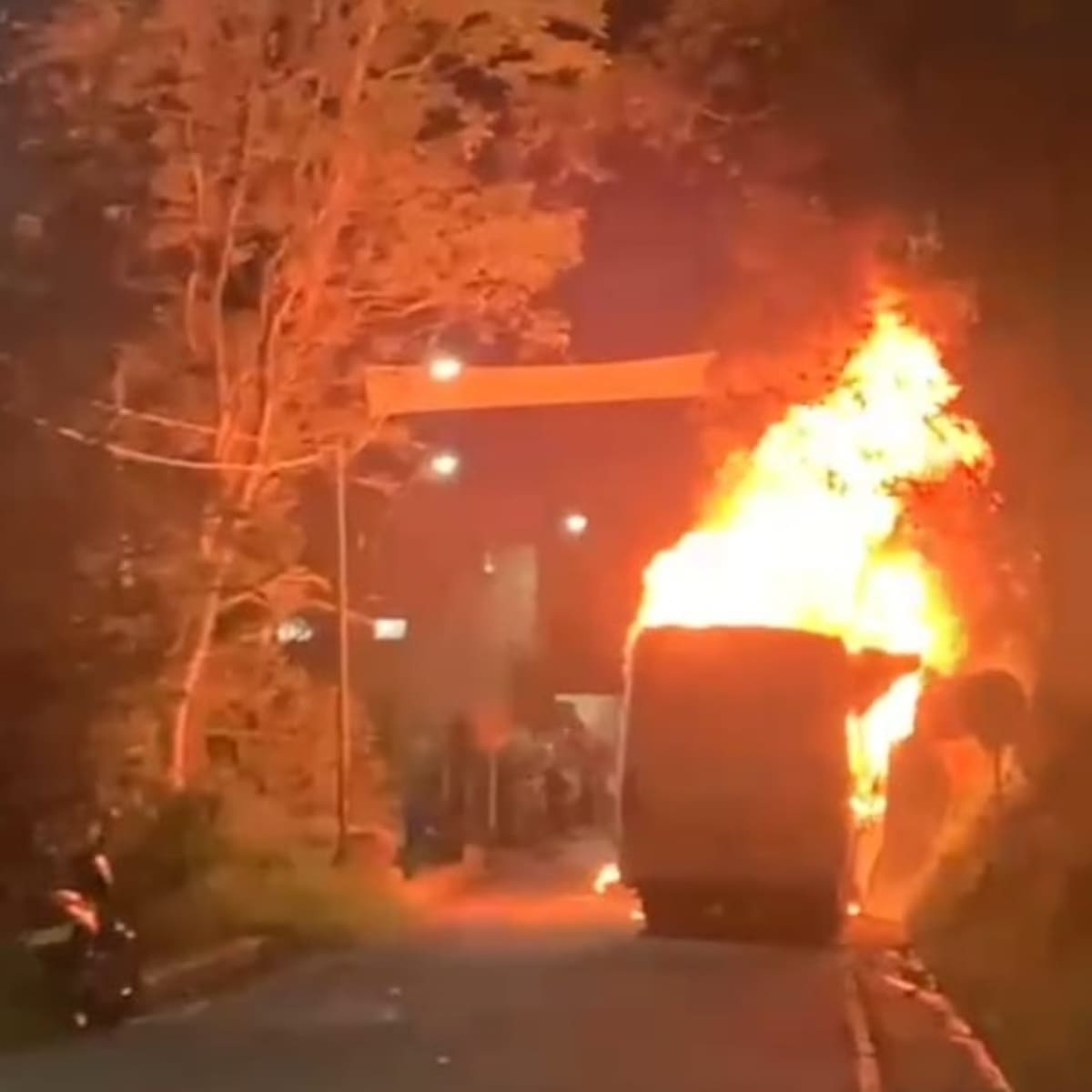 Encapuchados quemaron un bus de servicios especiales en Buriticá