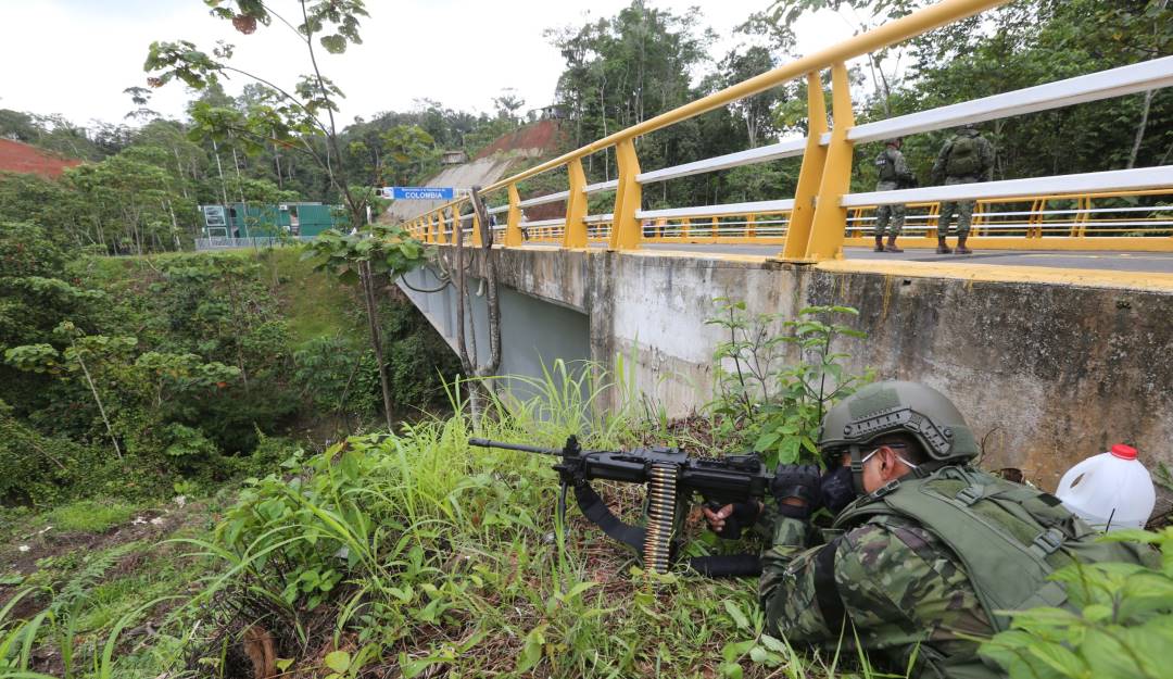 Presencia militar en la frontera entre Esmeraldas (Ecuador) y Nariño (Colombia).                  Foto: Getty 