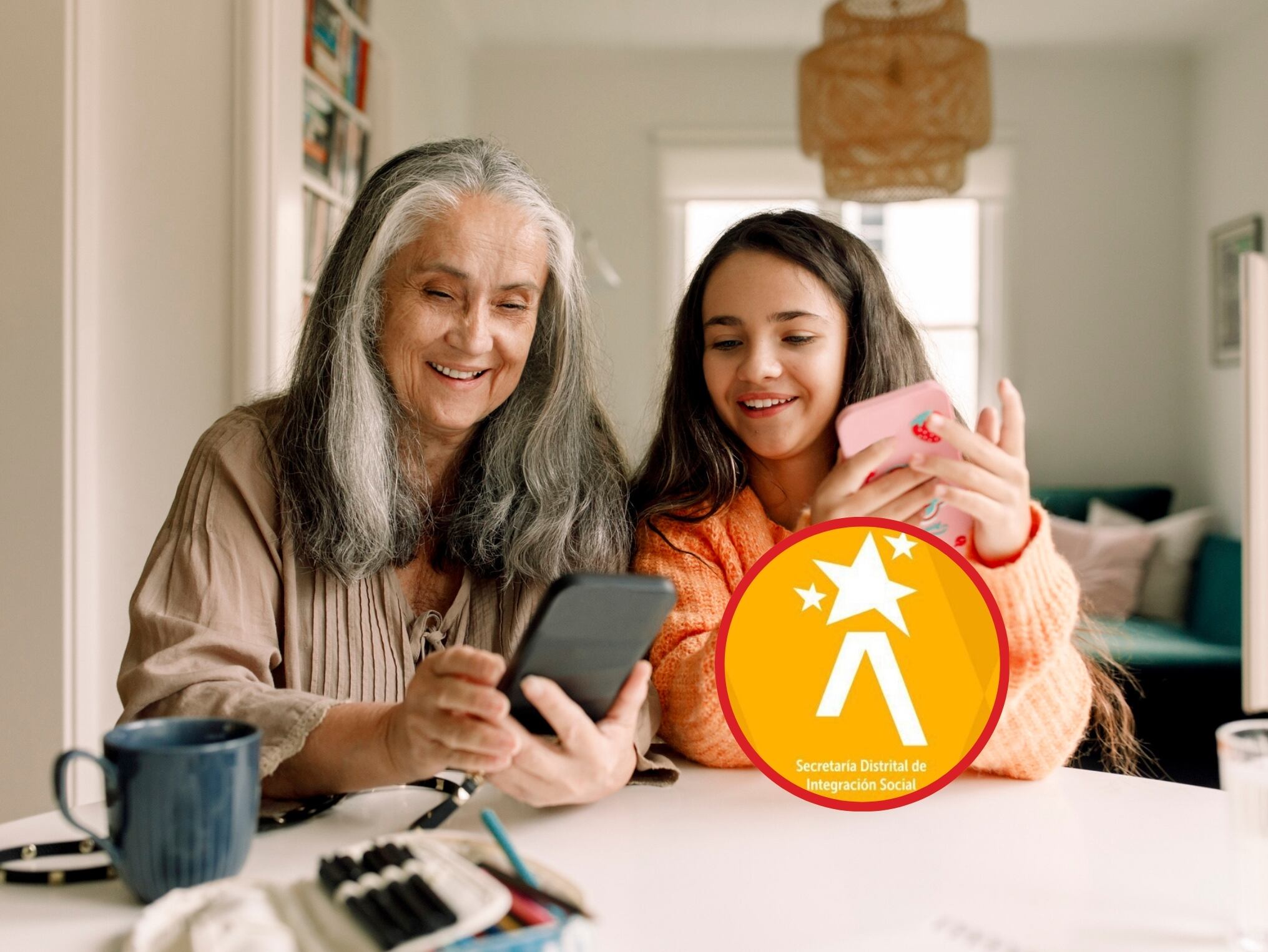 De fondo: Imagen ilustrativa de una mujer adulta mayor y una niña usando celulares dentro de su vivienda (Crédito: Getty Images) / Logo: Secretaría Distrital de Integración Social (SDIS)