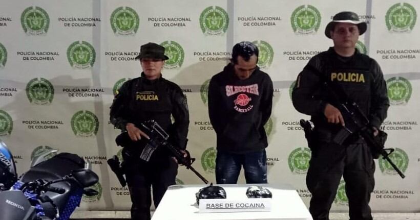 transportaba debajo del sillín de la motocicleta 1000 gramos de cocaína. Foto policía-Caquetá.