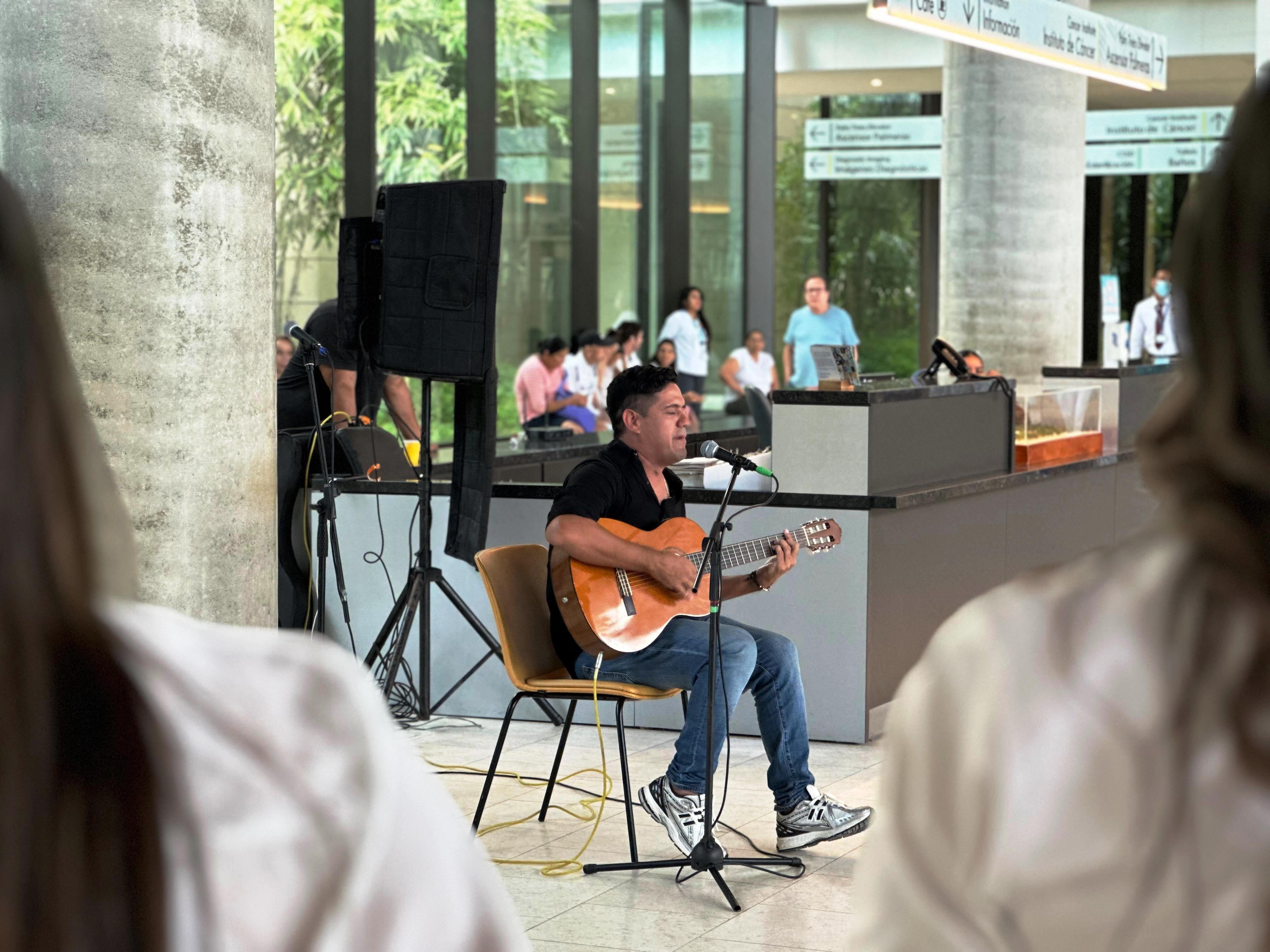 Luis K De León sorprendió a pacientes del Hospital Serena del Mar con su música y alegría
